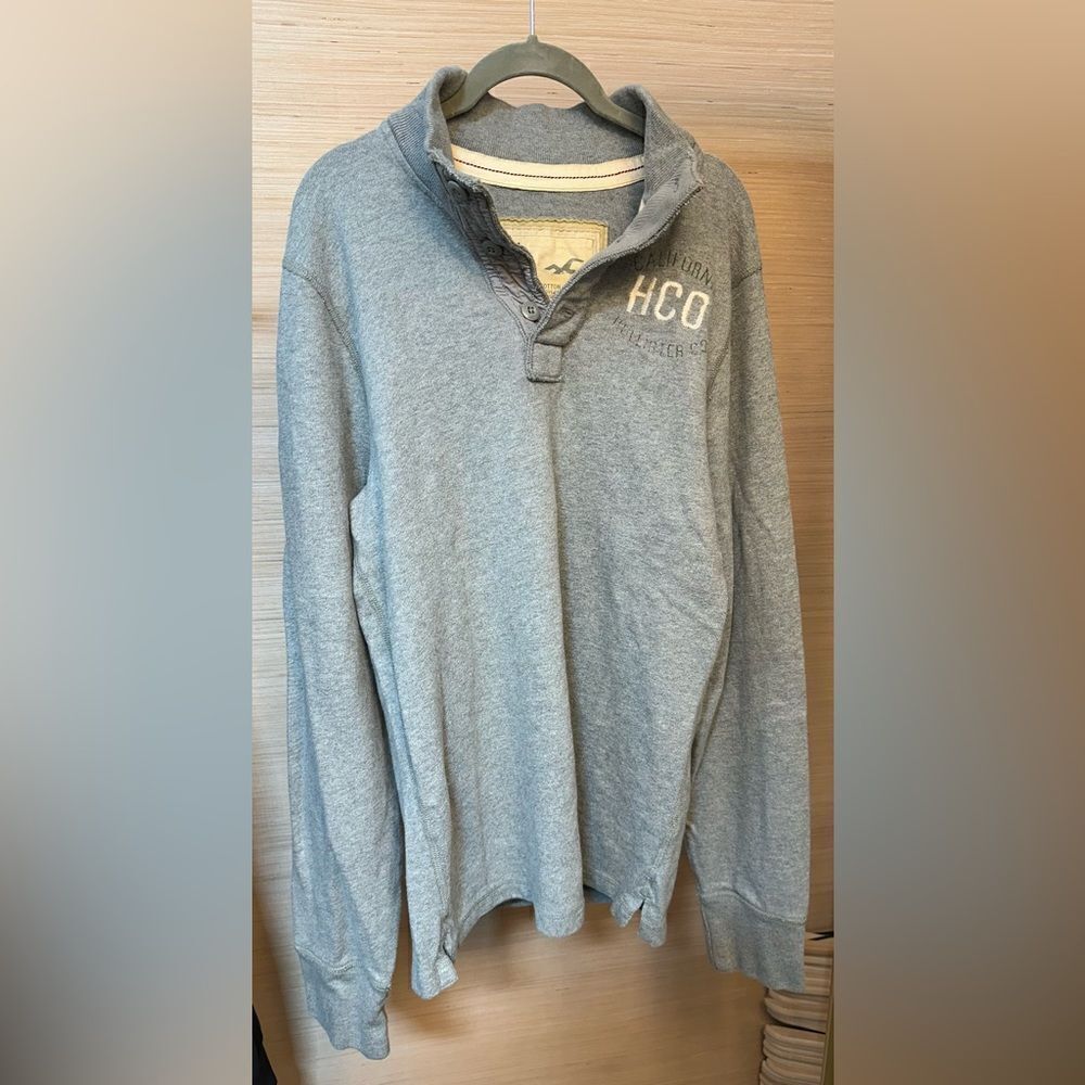 Men’s XL Hollister Sweatshirt - Small hole